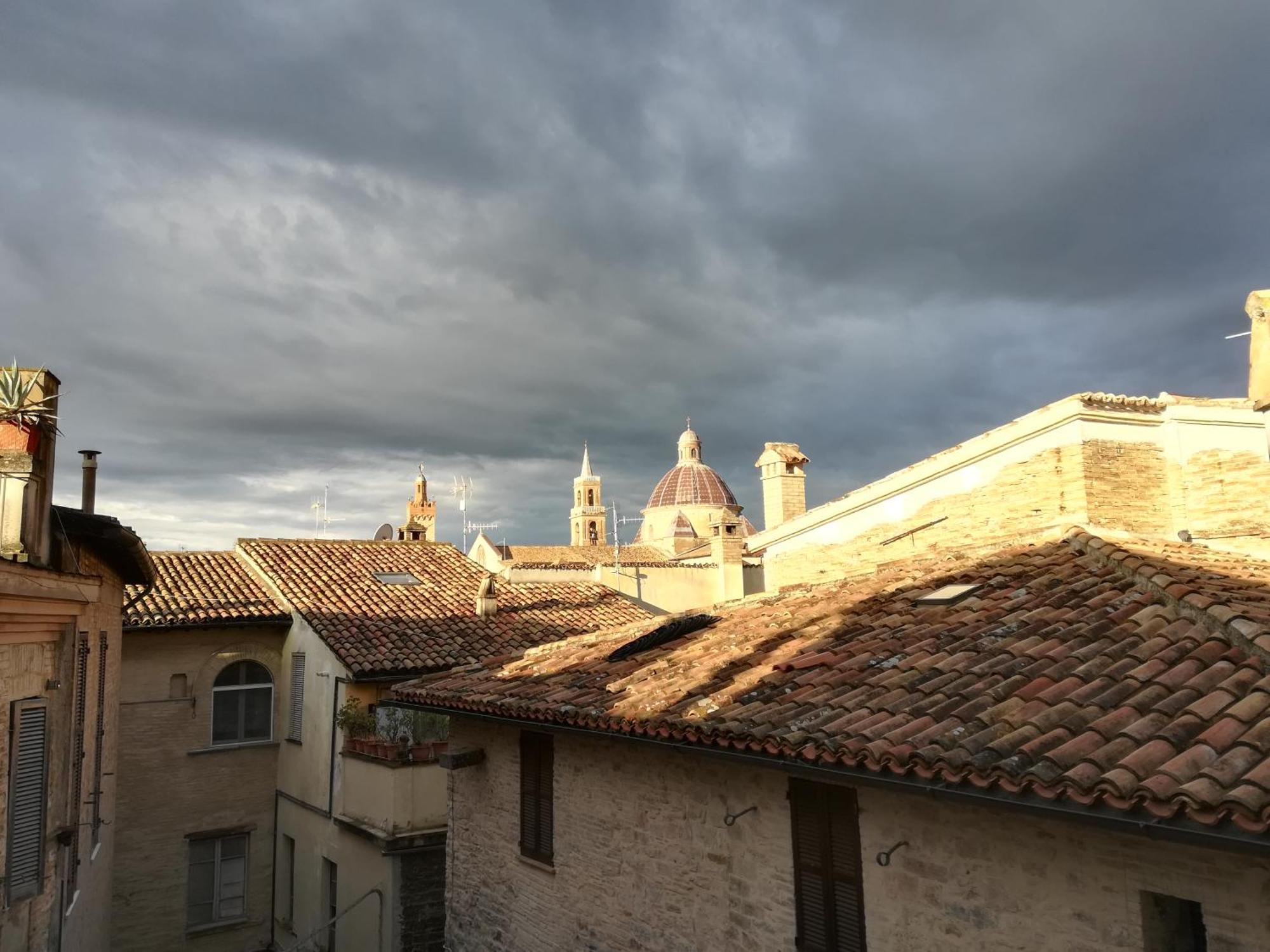Antico Gioiello Umbro , Appartamento Con Terrazza Foligno Bagian luar foto